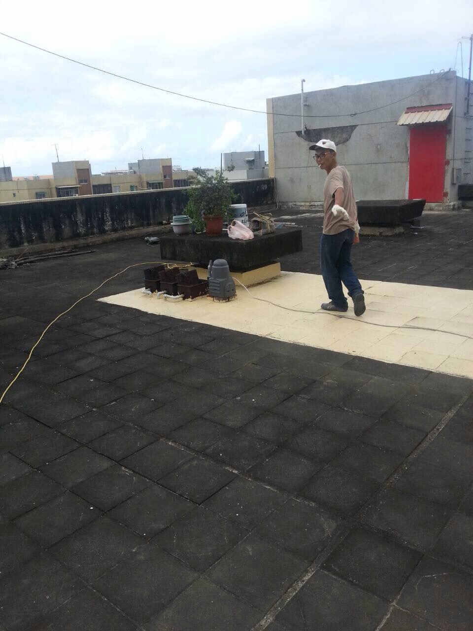 中華南路屋頂隔熱磚防水工程全面打除舖水泥-施工中 (2)