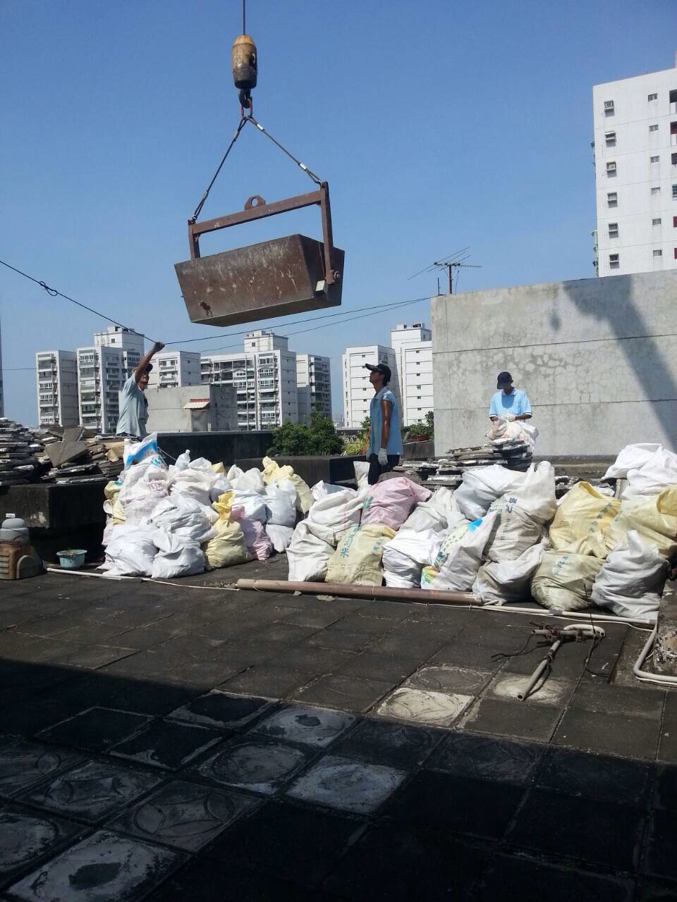 中華南路屋頂隔熱磚防水工程全面打除舖水泥-施工前 (1)